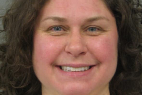 Mujer golpea a un policía en Skokie y a un empleado de Walmart tras molestarse con una empleada de la tienda 