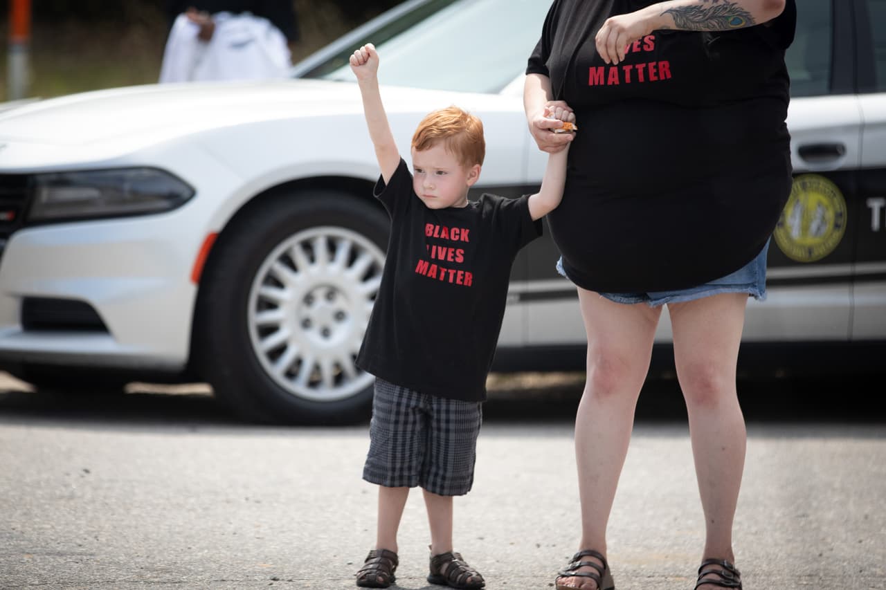 Un pequeño también utilizó este saludo frente a la iglesia donde se realiza el segundo funeral de Floyd. Sharpton planea celebrar una marcha conmemorativa en Washington en agosto, en el aniversario del día en que Martin Luther King Jr. pronunció su discurso “I Have a Dream” ("Tengo un sueño") en 1963