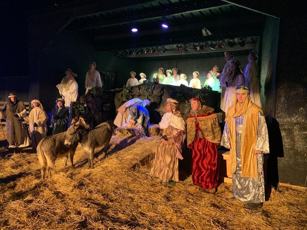 A pesar de la pandemia, la tradicional escena del Nacimiento viviente vuelve a Riverdale, marcando 32 años consecutivos. El Pesebre se puede observar desde su auto.