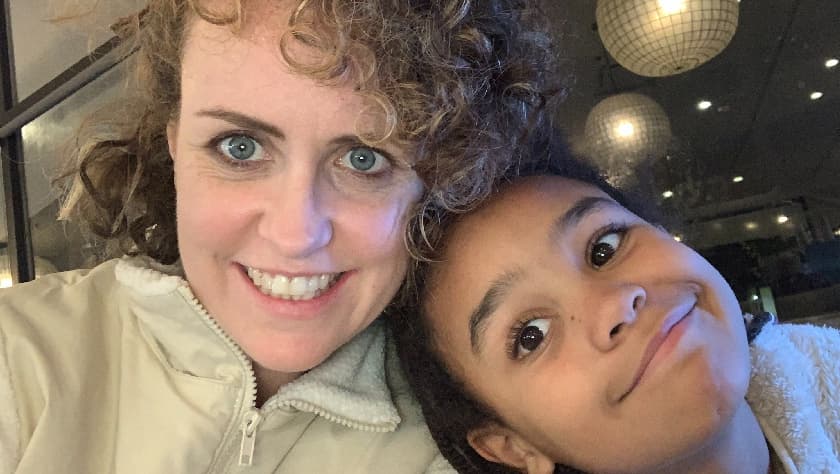 Viajaba al entierro de un familiar con su hija mestiza y la acusaron de "tráfico humano": ella cree que es un caso de racismo