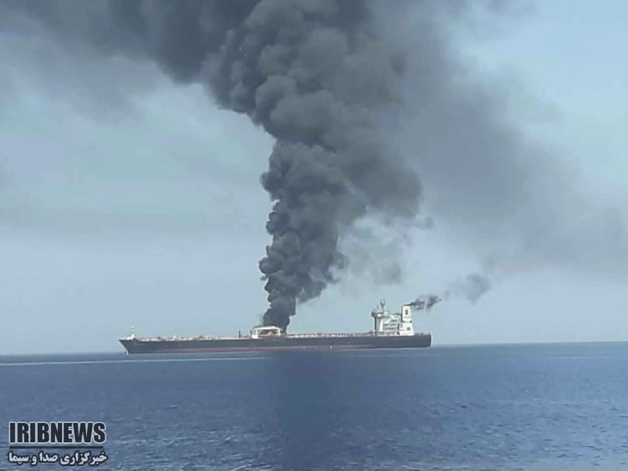 El incidente es 
<a href="https://www.univision.com/noticias/edicion-digital/arabia-saudita-denuncia-ataque-a-dos-de-sus-barcos-petroleros-en-alta-mar-video">el segundo en pocas semanas contra navíos </a>que circulan por esta zona estratégica y llega en medio de las 
<a href="https://www.univision.com/noticias/estados-unidos/aumenta-la-tension-con-iran-trump-enviara-1-500-soldados-a-medio-oriente">tensiones entre Irán y Estados Unidos</a>, que había acusado a Teherán de ser responsable de un primer hecho de este tipo en mayo.