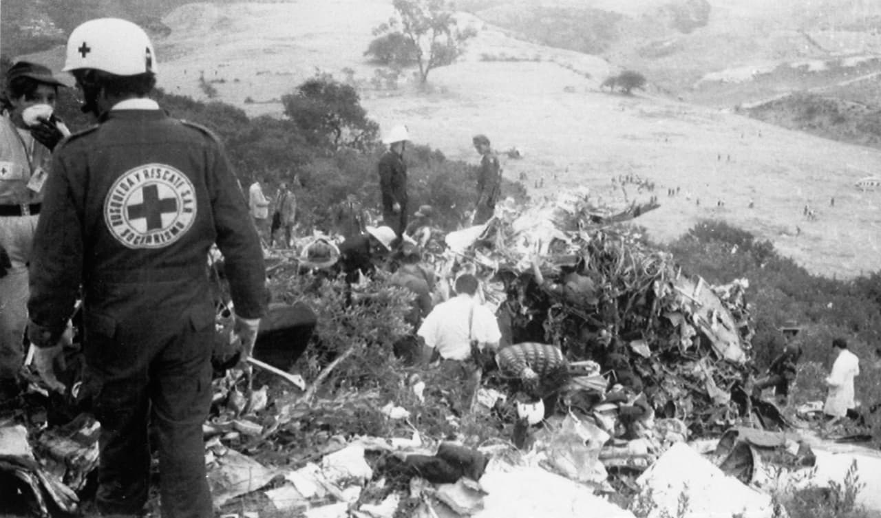 En plena campaña electoral, Gaviria debía viajar a Cali y tenía planeado tomar el vuelo derribado por los narcotraficantes, pero en el último momento decidió no subió al avión. En la fotografía el personal de emergencia en busca de sobrevivientes.