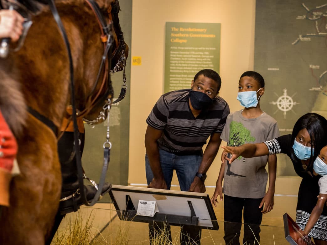 <b>MUSEUM OF THE AMERICAN REVOLUTION. </b>Charlas sobre los veteranos revolucionarios, una estación de postales para apoyar a las familias de los miembros del servicio y las réplicas de objetos de un fabricante de banderas de Filadelfia se encuentran entre los aspectos más destacados de la programación del fin de semana del Memorial Day en el Museo de la Revolución Americana.