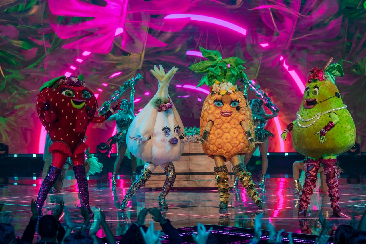 Carlos Rivera consideró que son las cuatro chicas de OV7, mientras que Galilea Montijo apostó por las mujeres integrantes de Me Caigo de Risa, Juanpa Zurita dijo que son las integrantes de JNS y Yuri pensó que se trata de una combinación de integrantes de las dos agrupaciones musicales mencionadas y Kabah.