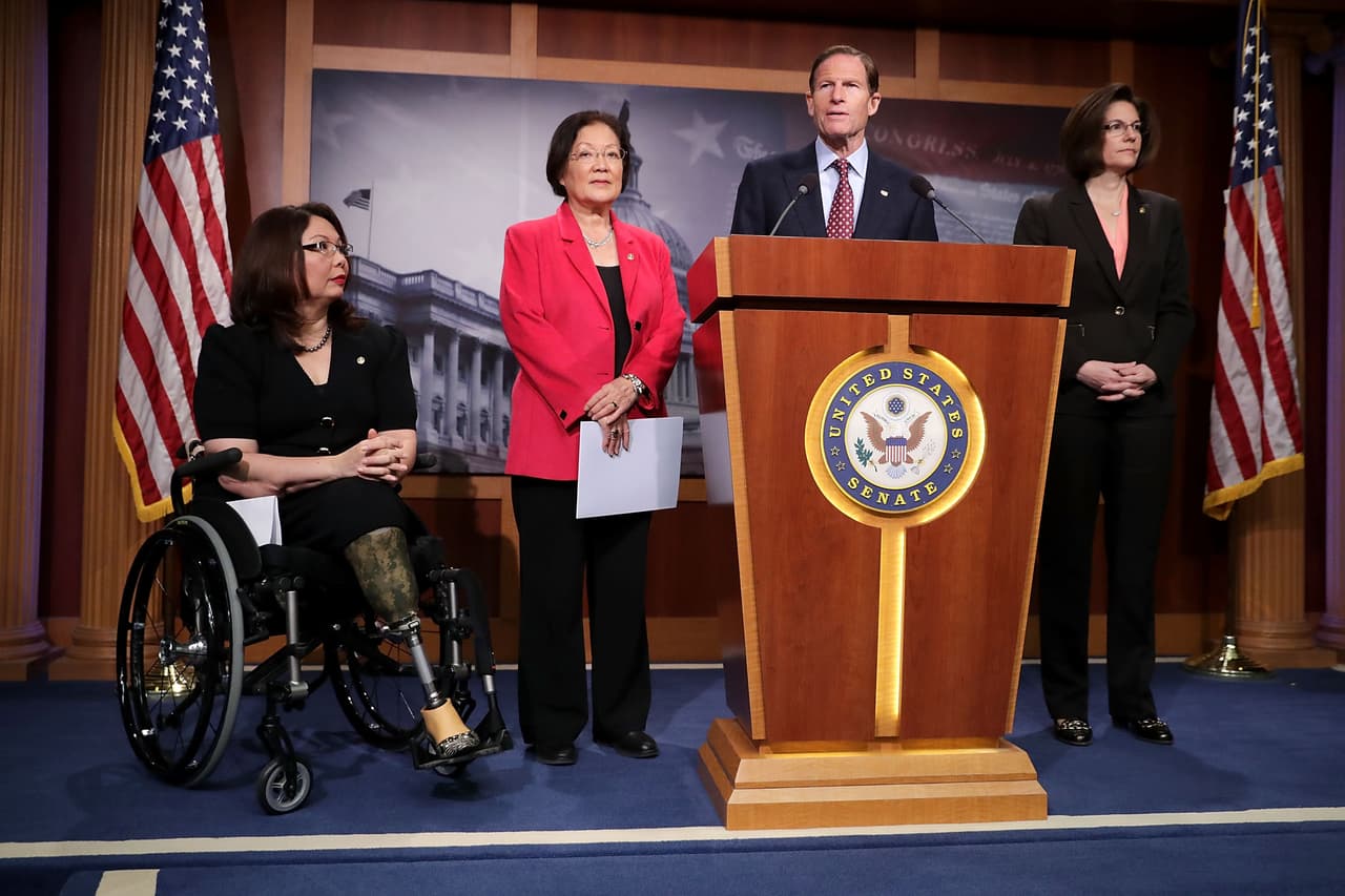 "Me levanto sobre mis piernas prostéticas para votar no", dijo la senadora demócrata por Illinois, Tammy Duckworth.
<br>