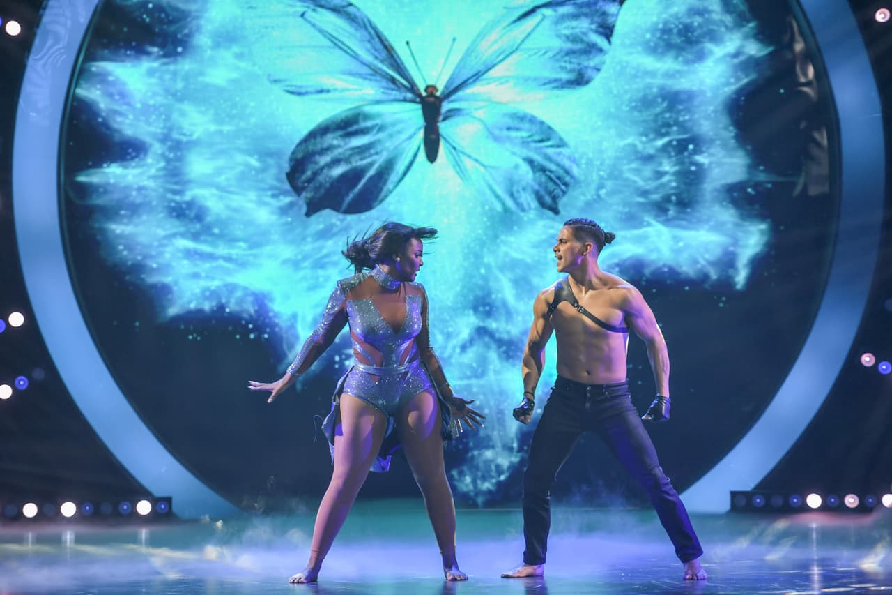 La jarocha agregó: "bailar contemporáneo no es fácil, lo hiciste maravilloso y parecía como si estuvieras chiquititita como Sherlyn". Lo único que la cantante mexicana le criticó fueron sus expresiones: "yo sé que esta canción no es para que te estés riendo, pero yo te veía sufrir, tu carita decía 'ay ya viene la cargada'. Cuida eso".