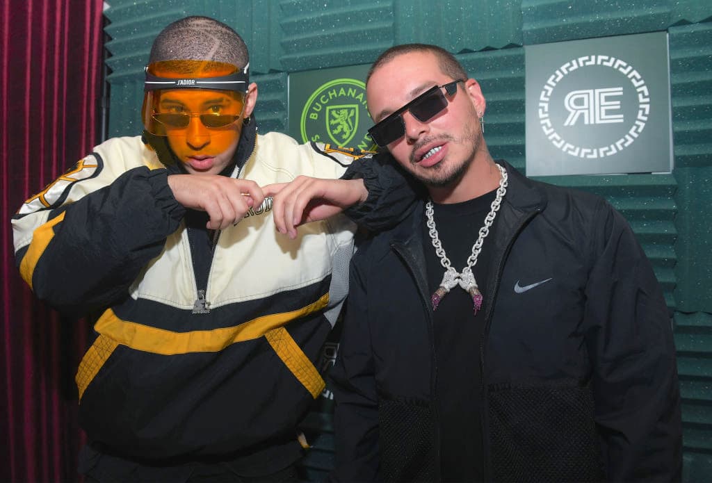 A Bad Bunny y J Balvin no solo los une su pasión por la música urbana, su obsesión por coleccionar (y lucir) lentes para el sol es un hobbie que también comparten.
