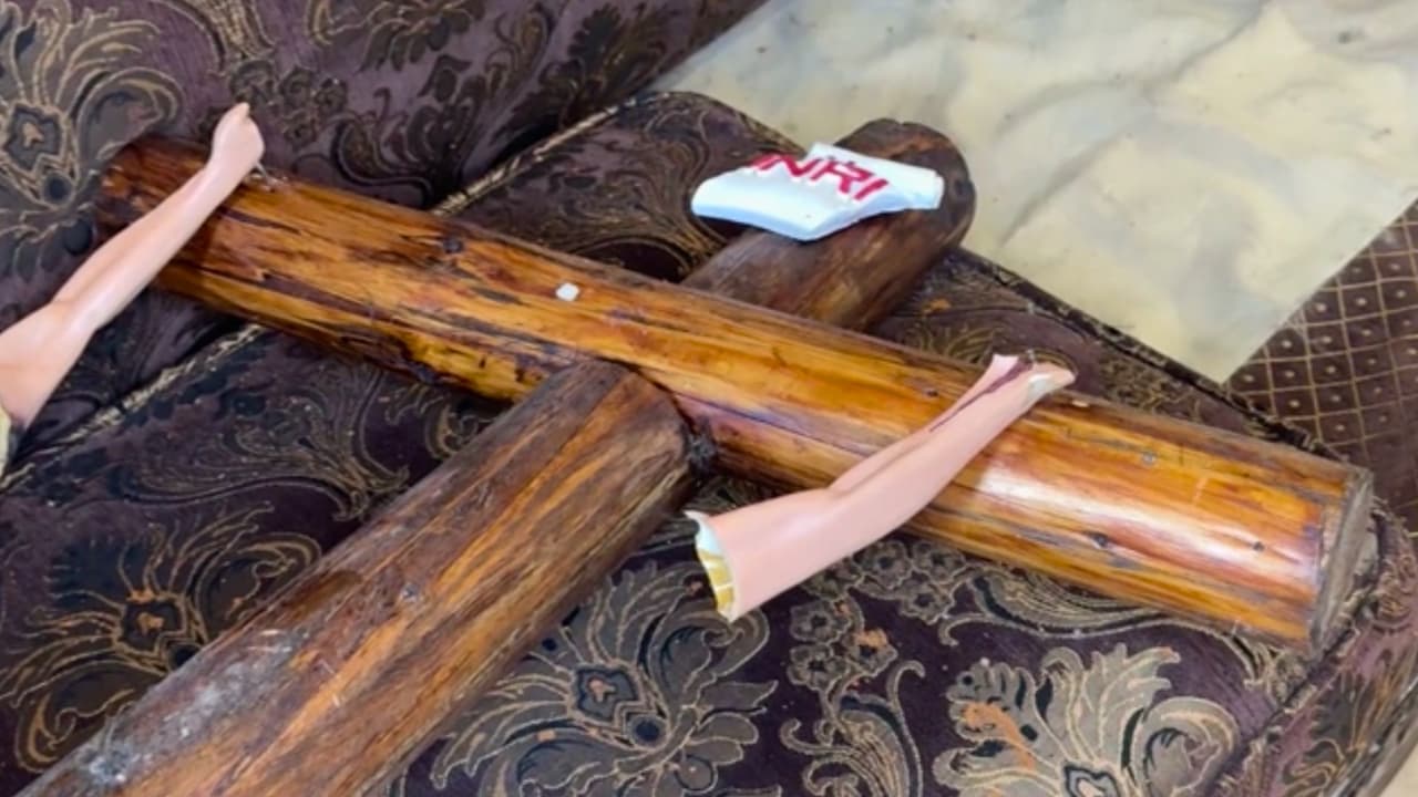 En el suelo quedó la cruz que la familia Estrada tenía colgada en una de las paredes de la sala.