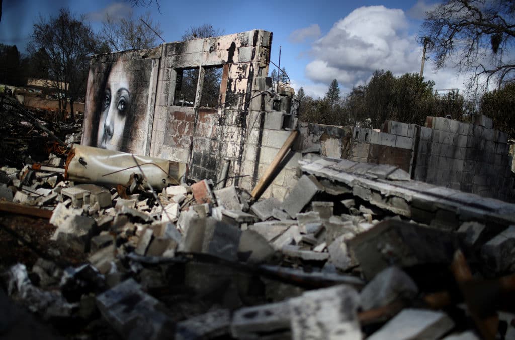 A meses de la tragedia, el apoyo de recursos y de logística para los sobrevivientes existe, pero se requiere de un esfuerzo mayor en temas de coordinación para refugios, créditos federales, declaración a seguros, entre otros.
<br>(Foto por: Justin Sullivan/Getty Images)