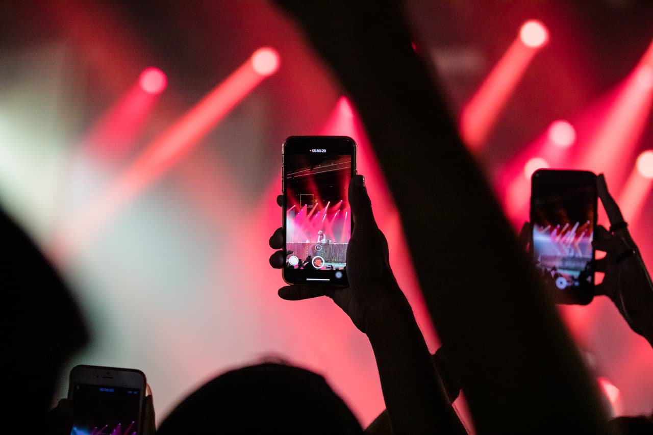 <b>Apoyo en las transmisiones en vivo, abril de 2016.</b> Facebook Live se expande y la empresa comienza a comprar contenido a compañías como Buzzfeed y The New York Times. Zuckerberg asegura que su empresa se basará en el video en pocos años y muchos medios de comunicación comenzaron a adaptar sus creaciones a esta plataforma.