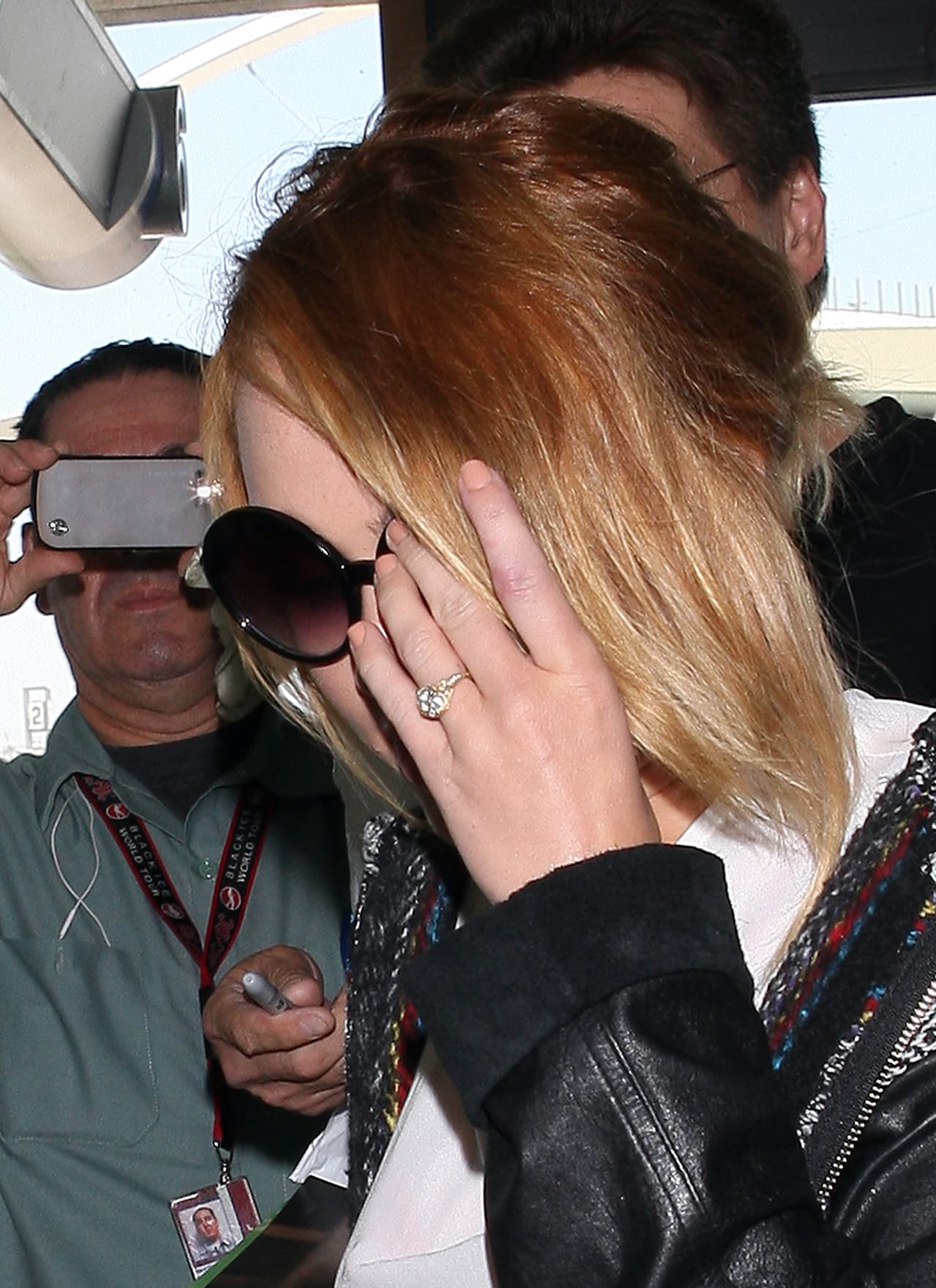 La sortija era un diseño exclusivo de Neil Lane y tiene un bonito diamante de 3.5 quilates.