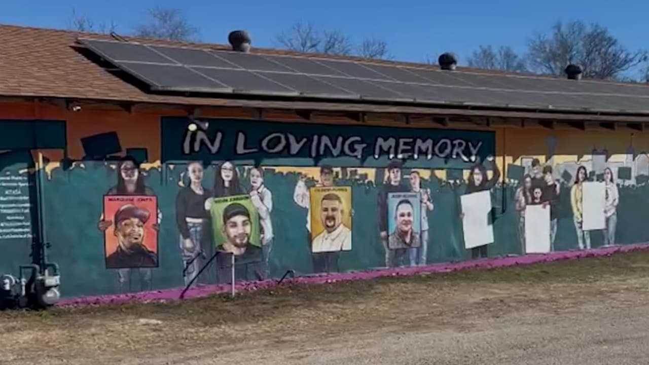 Restauran mural vandalizado de víctimas de violencia policial en San Antonio