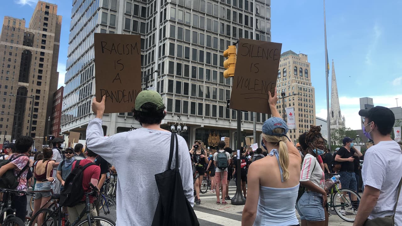 En referencia al momento histórico que representa la crisis de salud provocada por el coronavirus, algunos carteles leían “el racismo es una pandemia”. 
<br>