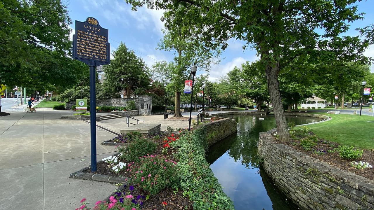 <b>LITITZ</b>: Este “pueblito” tiene muchas atracciones únicas y tiendas que lo hacen interesante. Definitivamente querrás visitarlo durante la Navidad, y mientras estés allí, aprende a torcer pretzels a mano, entre muchas otras cosas que puedes hacer.