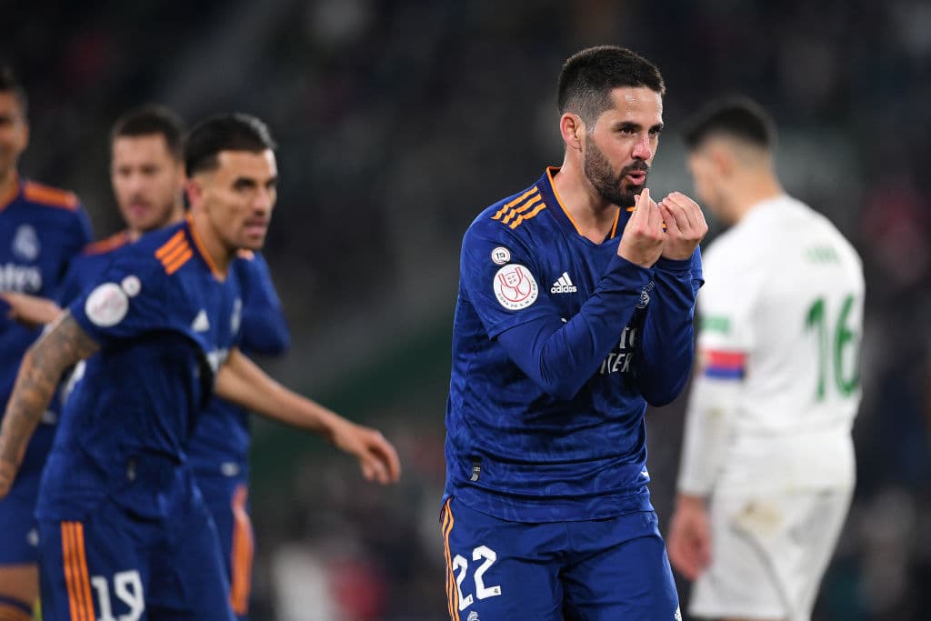 Real Madrid, en un partido vibrante y que se definió en el tiempo extra, le remontó y venció 1-2 al Elche para meterse a los Cuartos de Final de la Copa del Rey. Los madridistas se fueron abajo y con un hombre menos en la primera parte de la prórroga tras un gol de Verdú, pero Isco y Hazard anotaron los tantos del triunfo en el segundo acto.