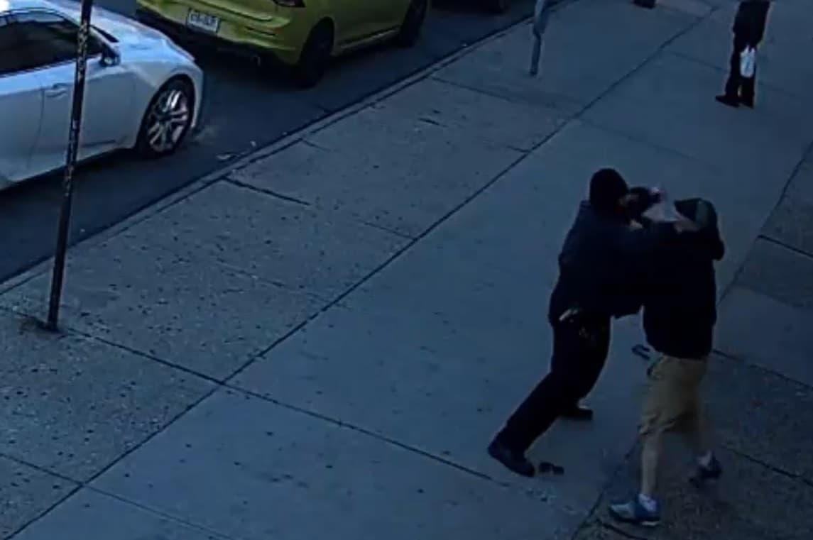 Sospechoso golpea a agente de tráfico de Nueva York luego de que le aplicó una multa