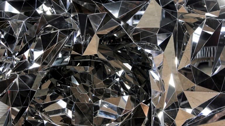 El nivel de detalle de la escultura ayuda a crear un efecto hipnótico.