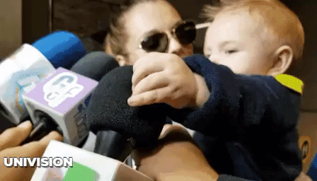 Marjorie le dice que las esponjas de los micrófonos son narices de payaso y el hijo de Julián Gil ya comienza a jugar con ellos.