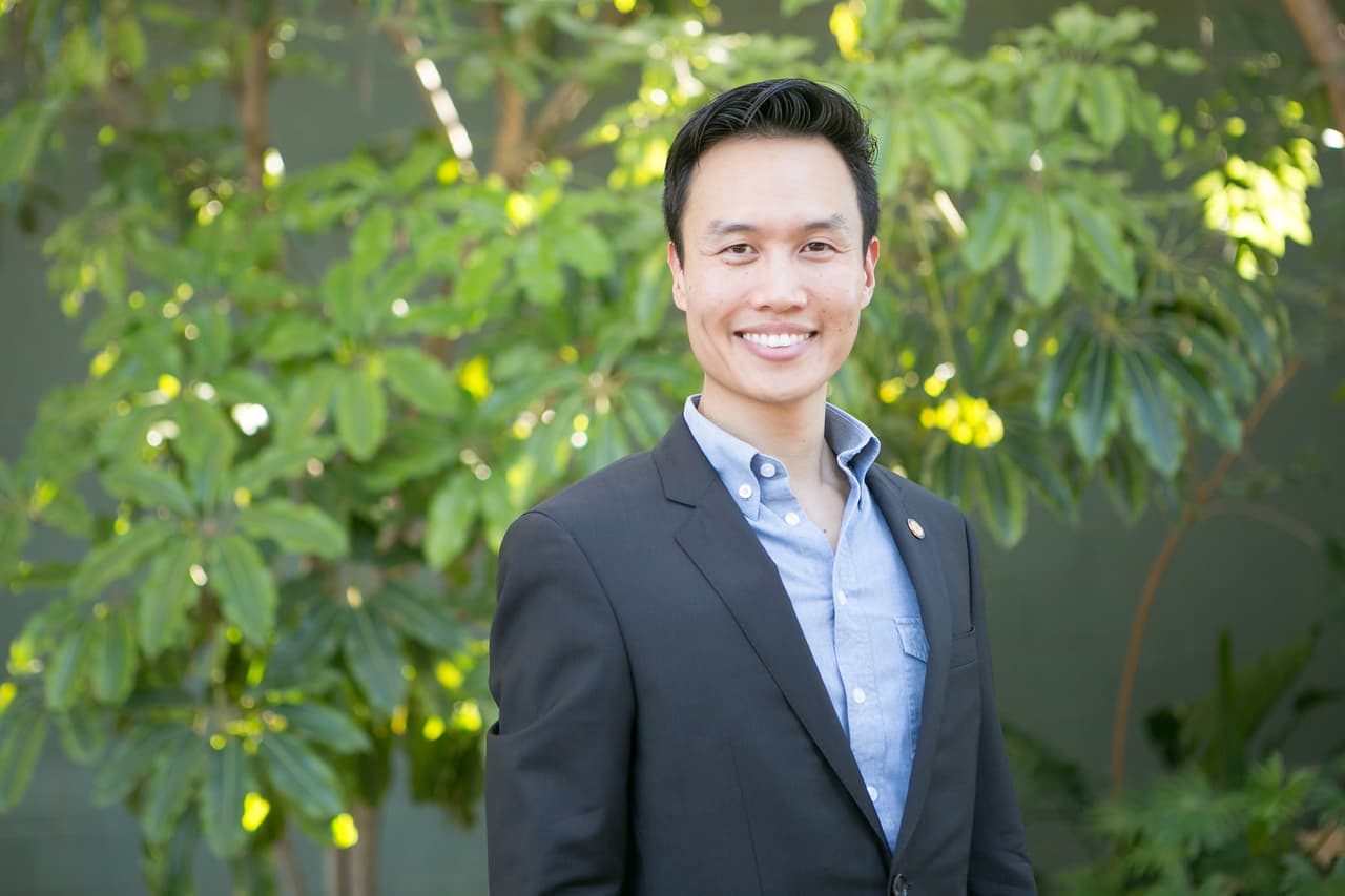 Bao Nguyen nació en un campo de refugiados de la ONU, sus padres escaparon de Vietnam y él no tuvo ciudadanía de ningún país sino hasta sus 12 años. Hoy es el alcalde de Garden Grove en California.