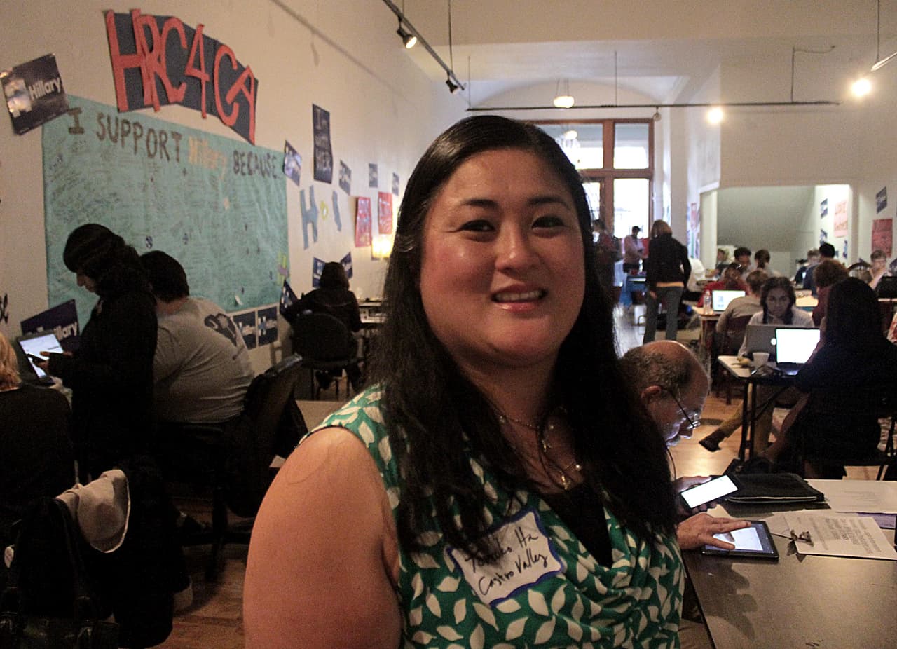 Tomoko Ha tiene 35 años y es voluntaria en la campaña de Hillary Clinton. Nació en Japón y llegó a los 3 años a los Estados Unidos. "Escuchar a Trump hablar como habla de los inmigrantes me hace sentir enojo", dice.