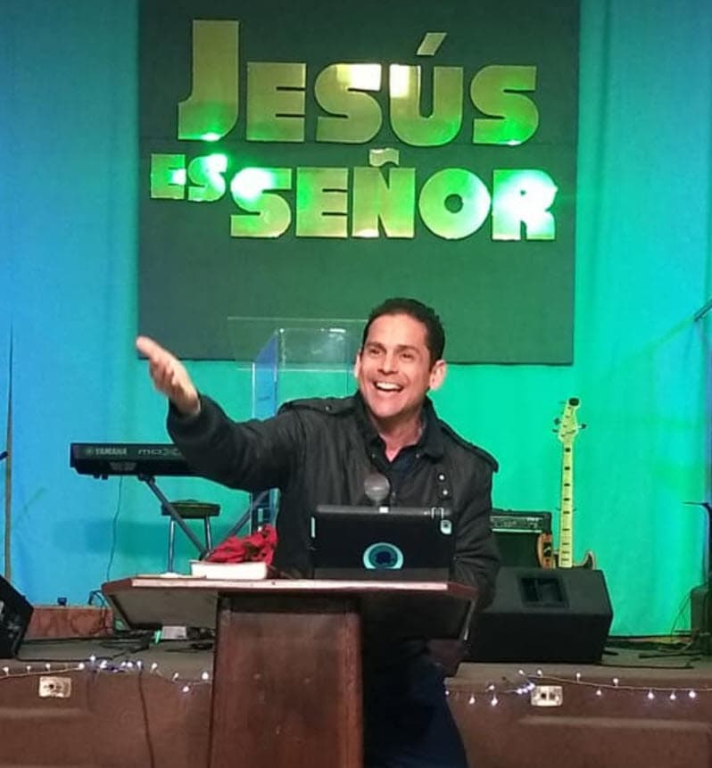 El cantante despidió a su asistente personal por haber llegado ebrio a un show, pero la persona que lo reemplazó cambió la vida del mexicano: "Llega a mi oficina una persona con una Biblia con su corbatita […] En aquel entonces sinceramente los cristianos nunca me cayeron bien, en aquel entonces no los podía ver, pero ni en pintura", confesó entre risas en el 'live'.
<br>