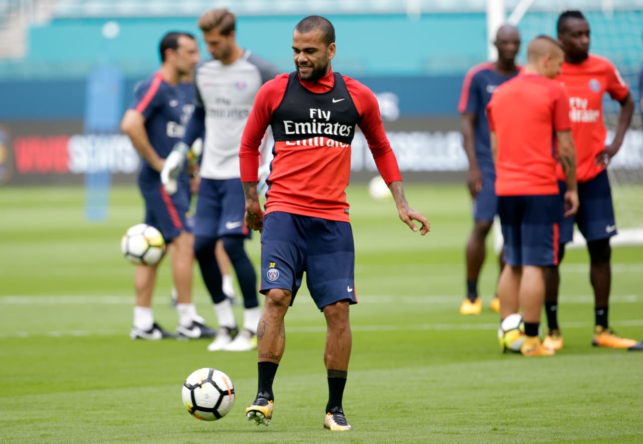 <b>Defensa: </b>Dani Alves (PSG)