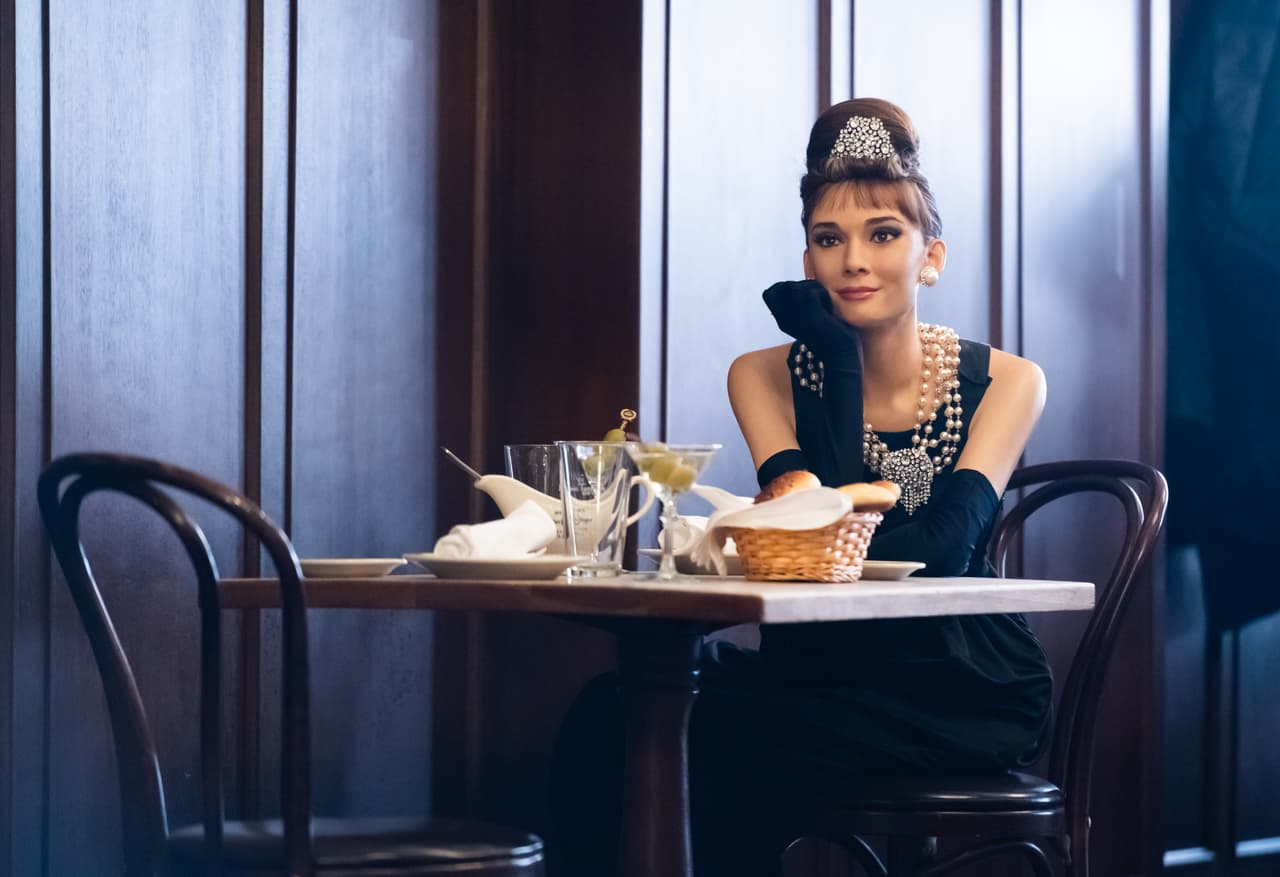 En las mesas se pueden encontrar figuras de cera de Audrey Hepburn en su famoso papel de la película 
<i>Breakfast at Tiffany's</i>, así como del presentador del programa nocturno Jimmy Fallon.