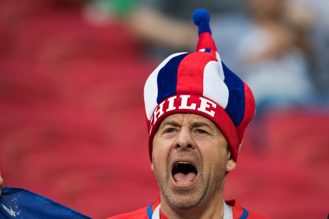 Que, aunque muchos de sus integrantes iban con sombreros rusos, no dejaban de lado su pasión por 
<i>La Roja.</i>