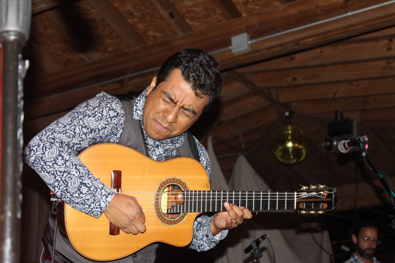 La banda México-Americana ofreció un concierto en el "Last Concert Café” como parte de la gira promocional de su nuevo disco titulado Buenaventura.