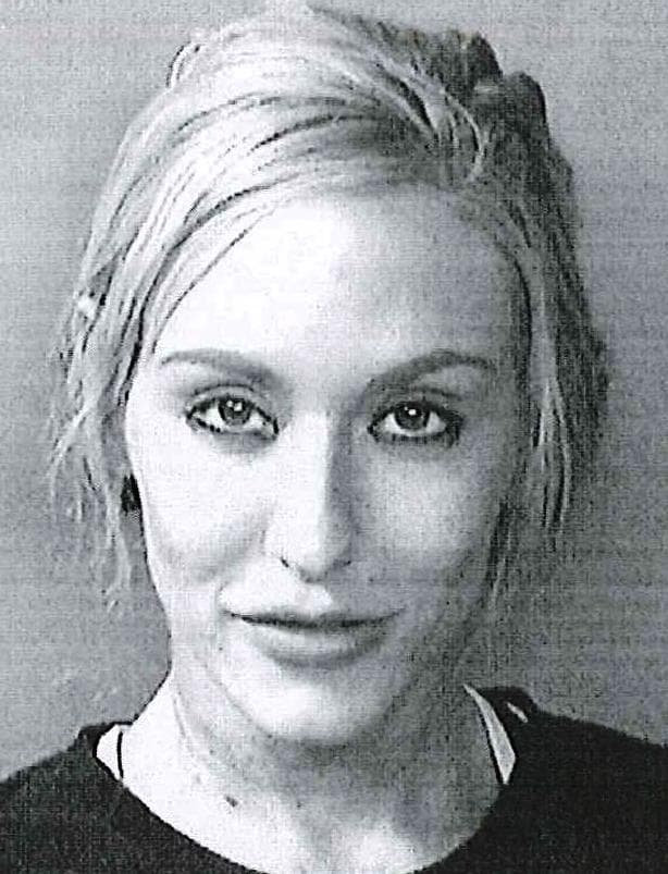 Isabella Kennedy, pareja de Kelly Robert Swayden, fue procesada esta madrugada. Se presentaron cargos por maltrato de menores contra Ewing y un cargo por encubrimiento contra Kennedy, quienes se hallaban con el abuelo de la niña.