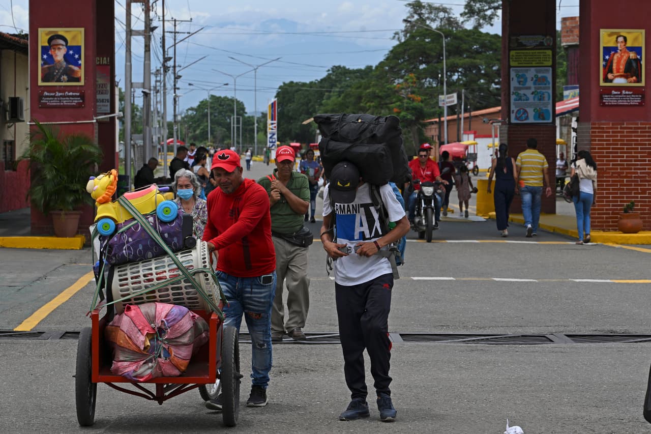 Las expectativas de los comerciantes son altas y piden que las operaciones sean constantes, aunque todavía no tienen claros todos los detalles logísticos. “Ojalá podamos reactivar los 1,200 empleos directos que se perdieron”, aseguró a AP Sandra Guzmán Lizarazo, presidente de la Federación Colombiana de Agentes Logísticos en Comercio Internacional de Cúcuta.
<br>
<br>