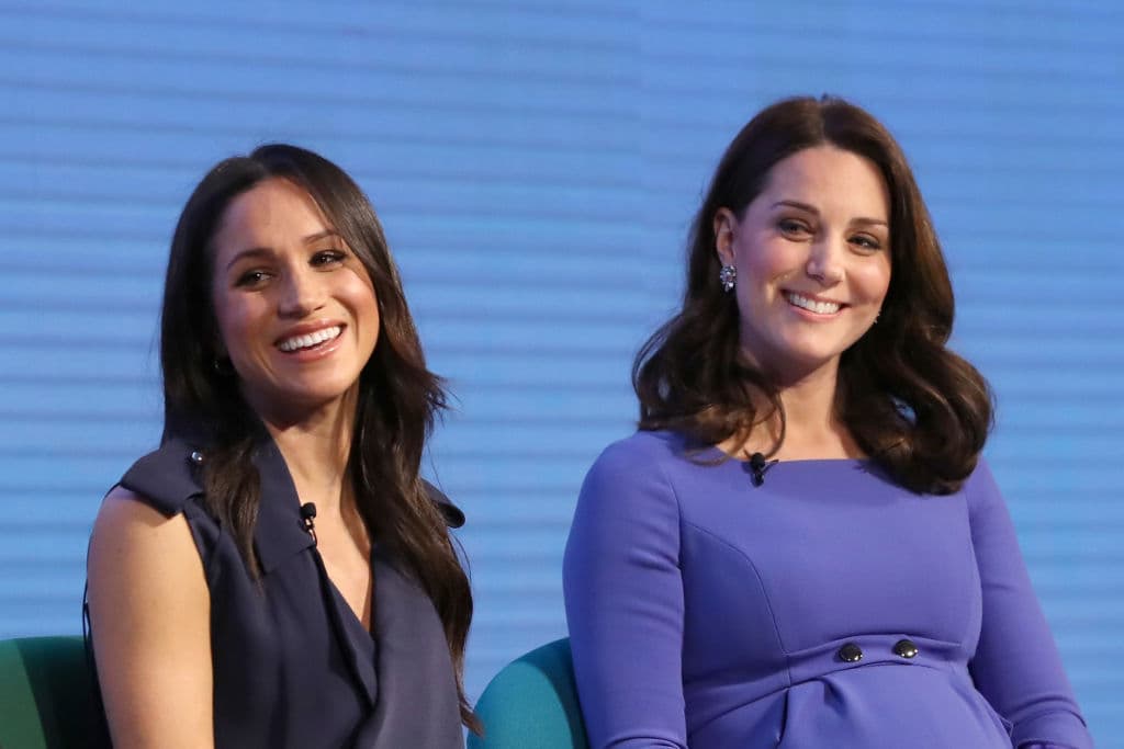 En esa misma entrevista, Meghan dijo que ella no fue quien hizo llorar a Kate en 2018 durante los preparativos de su boda con Harry sino que fue al revés, Kate la hizo llorar a ella. “Unos días antes de la boda,
<b><a href="https://www.univision.com/famosos/fue-por-unas-medias-ya-sabemos-por-que-kate-middleton-y-meghan-markle-se-distanciaron-fotos">(Kate) estaba disgustada por algo relacionado con los vestidos de las niñas</a></b> y eso me hizo llorar, hirió mis sentimientos”, dijo Meghan en la entrevista.