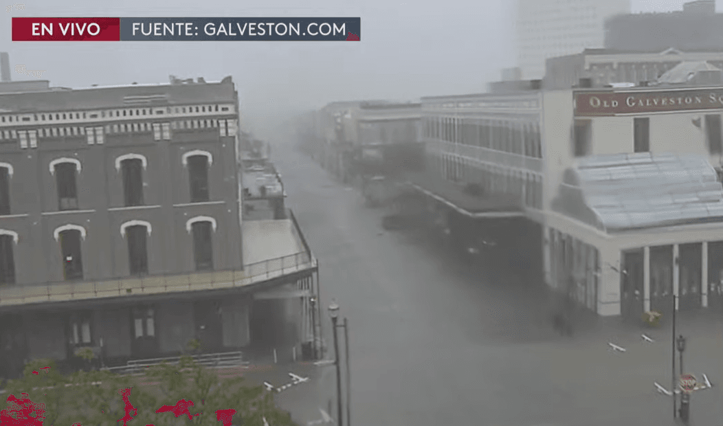 A las 6:40am se reportaban inundaciones en calles cercanas a las costas de Galveston.