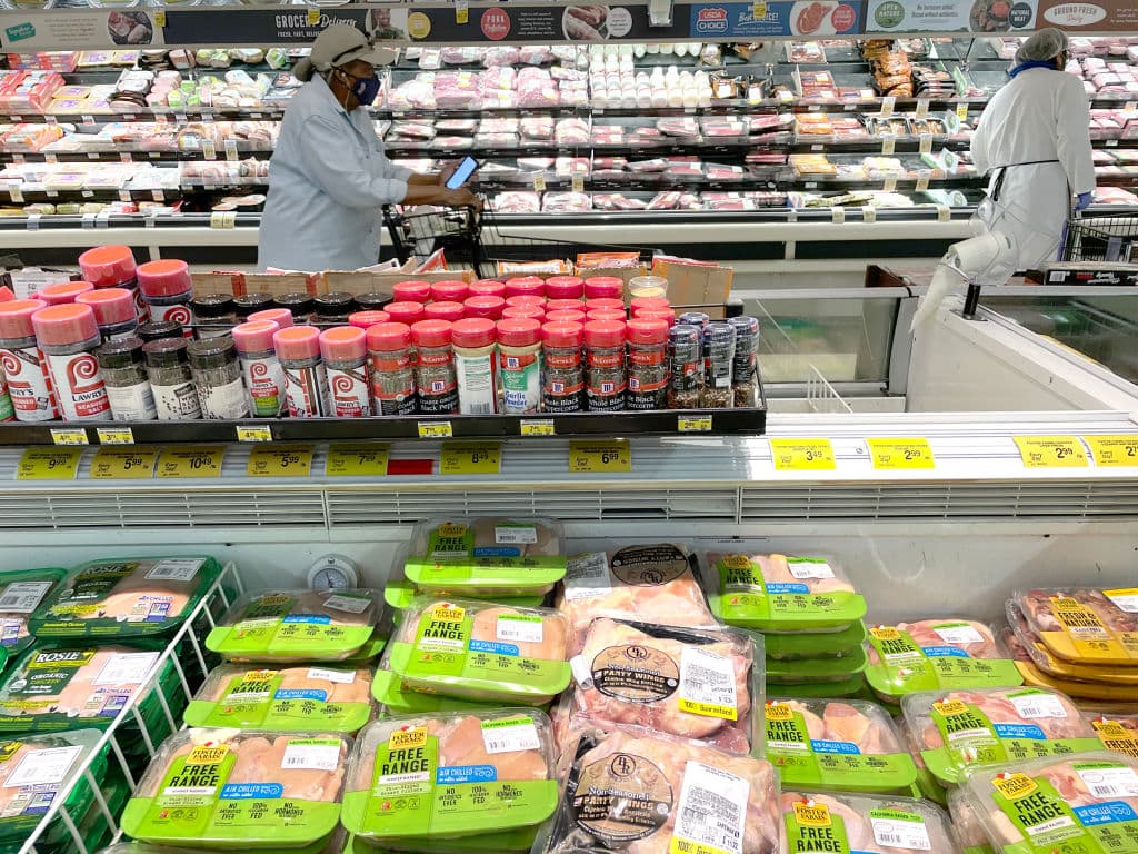 <b>Piernas de pollo sin hueso:</b>
<br>
<br>Junio 2020: $1.49 por libra.
<br>Junio 2021: $1.89 por libra.
<br>Octubre 2021: $1.99 por libra.
<br>
<br>(Imagen ilustrativa)