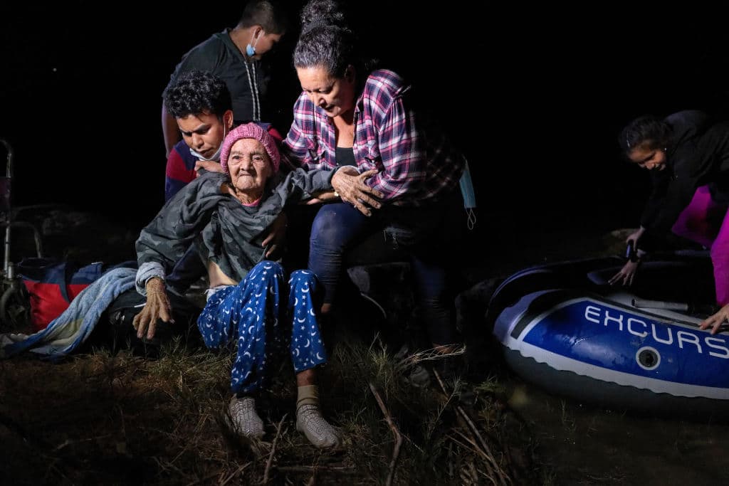 Una mujer 
<b>de 93 años</b> cruzó acompañada de un grupo de migrantes de Tamaulipas, México, a la comunidad de Roma, Texas.