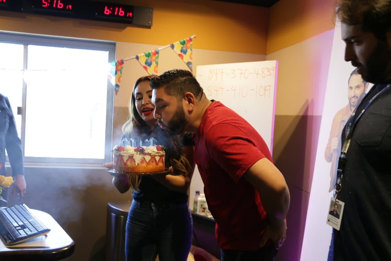 Después de pedir su deseo, finalmente sopló las velas.