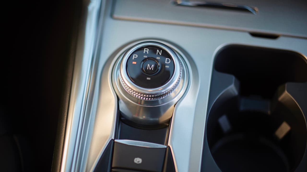 Despídanse de la palanca de cambios. La Ford Explorer 2020 es el más reciente vehículo que 
<b>se deshace de la centenaria palanca</b> para control de la transmisión. En este caso la misma fue sustituida por un control rotatorio electrónico.