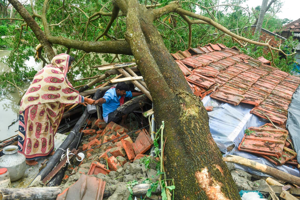 En la mañana del jueves, tras una noche de tormentas, los residentes de las zonas más afectadas vuelven a sus casas a rescatar algunos bienes entre los escombros.