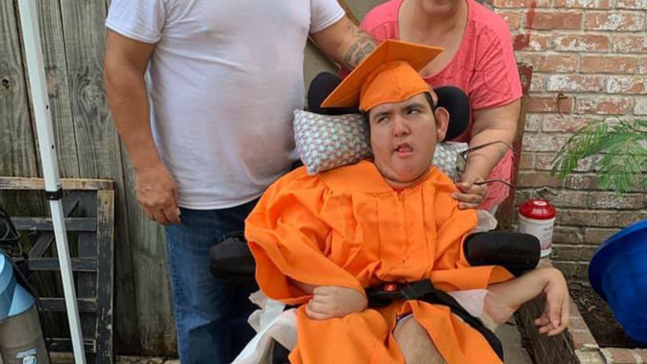 Óscar Leonardo Martínez fue diagnosticado con 
<a href="https://www.univision.com/local/houston-kxln/la-paralisis-cerebral-no-lo-detuvo-madre-de-nino-que-se-gradua-de-secundaria-en-houston">parálisis cerebral</a> cuando era un bebé. No camina, usa el sonido, reconoce voces y no habla, señaló su madre.