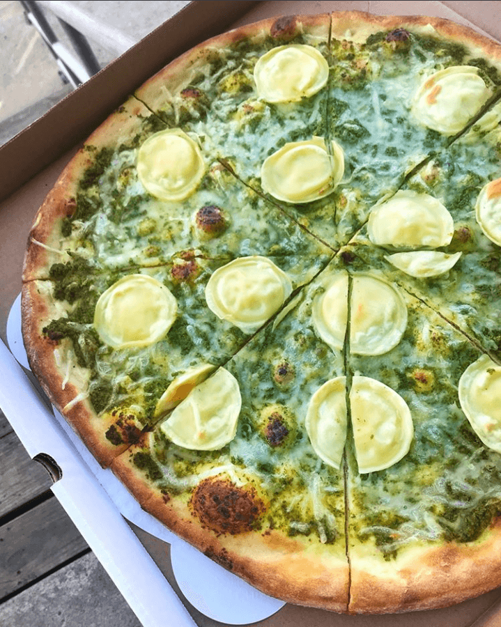 ¿Pero qué es esta delicia, ravioli con pesto? ¡Dos para llevar, por favor!