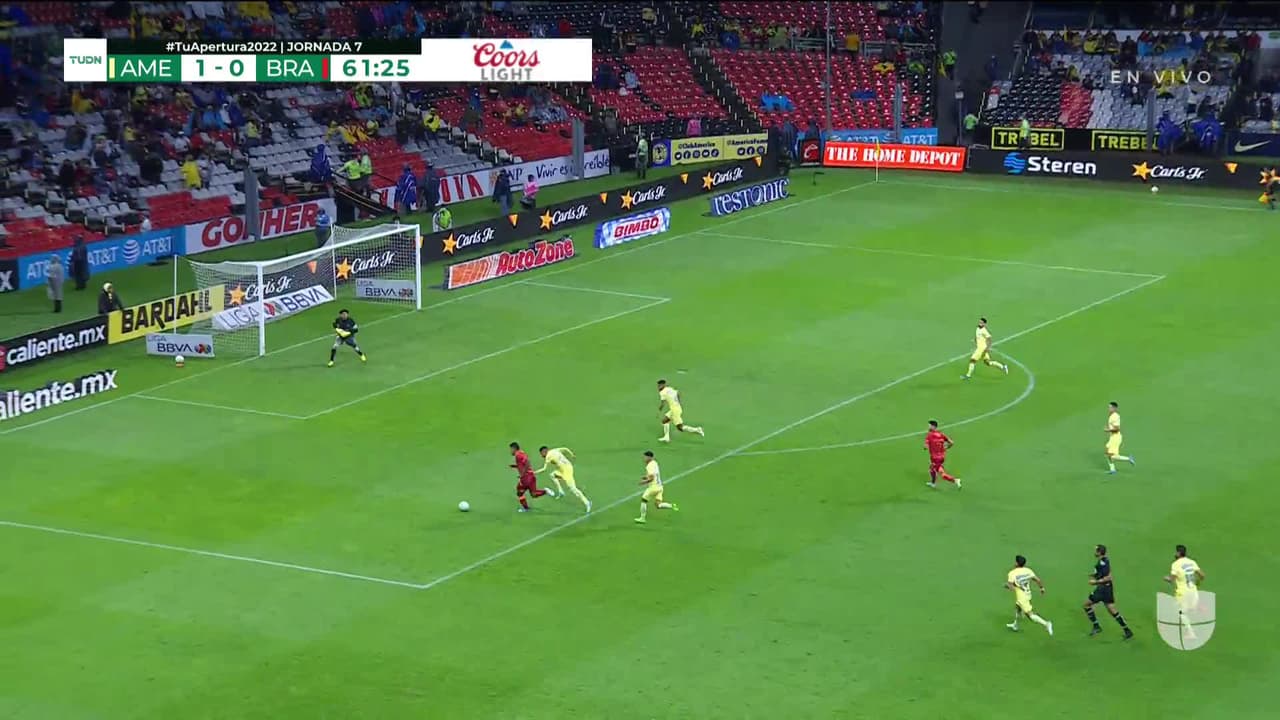 ¡TIRO ATAJADO! disparo por Gabriel Fernández.