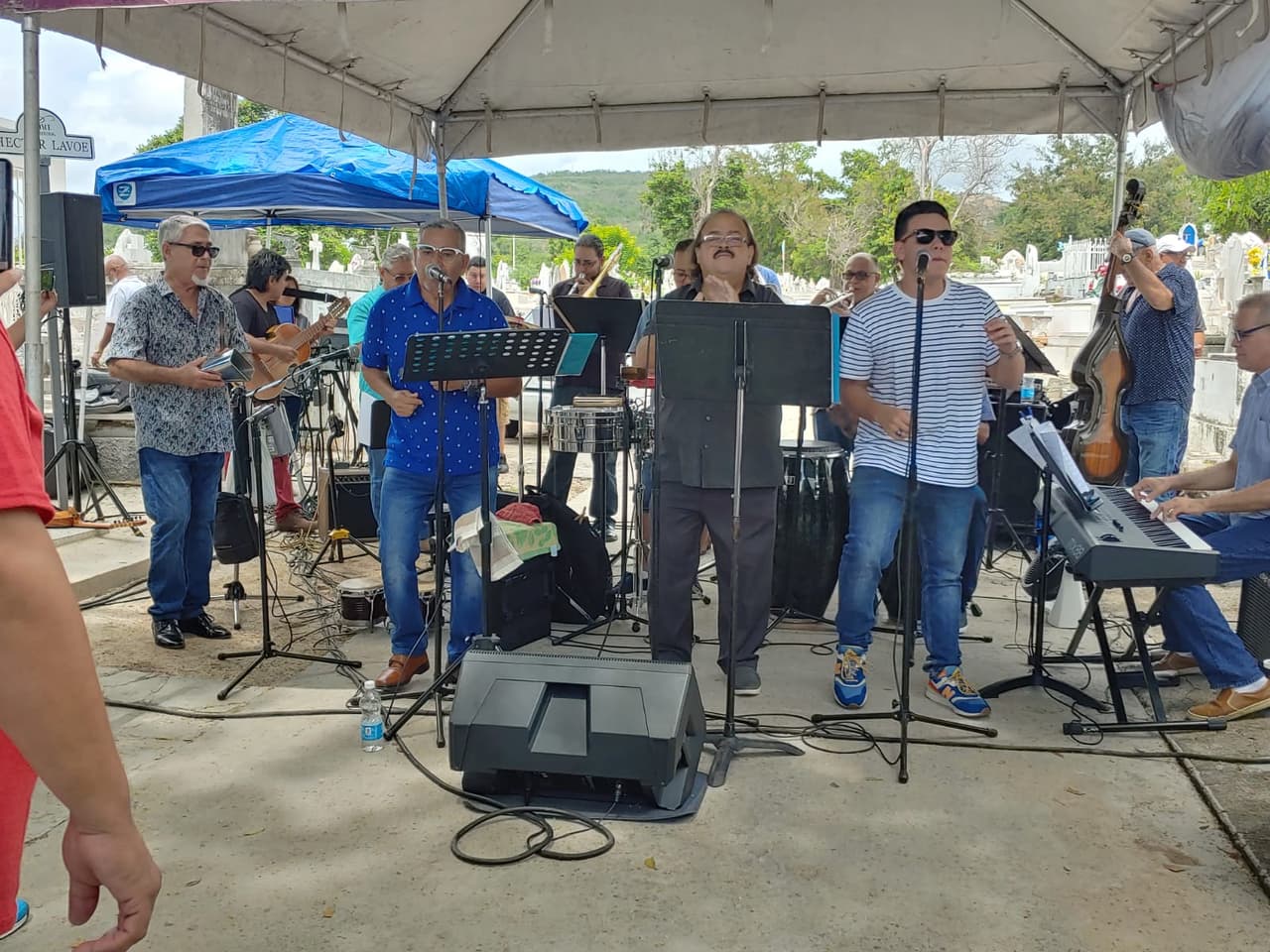 A Lavoe le diagnosticaron SIDA en el 1988, ese mismo año trató de suicidarse lanzándose desde el cuarto de un hotel en San Juan.