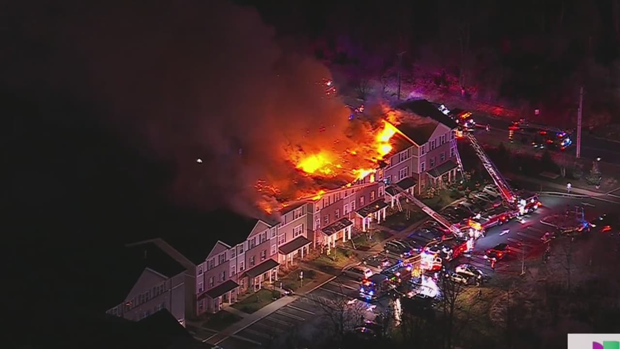 Incendio arrasa con un complejo de apartamentos en Branchburg