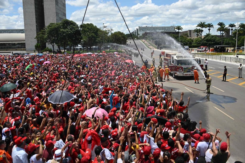 Ante la alta concentración de personas en la plaza 'Tres Poderes', los bomberos rociaron agua a los presentes para aliviar el calor.