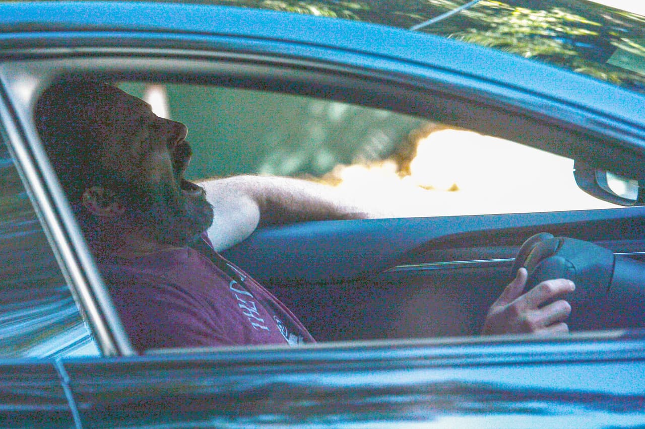 En las primeras fotos del actor tras la boda, solo horas después de las nupcias,
<b> <a href="https://www.univision.com/famosos/jennifer-lopez-ben-affleck-boda-captados-primera-vez-fotos" target="_blank">fue fotografiado bostezando</a> </b>mientras conducía por Los Ángeles.