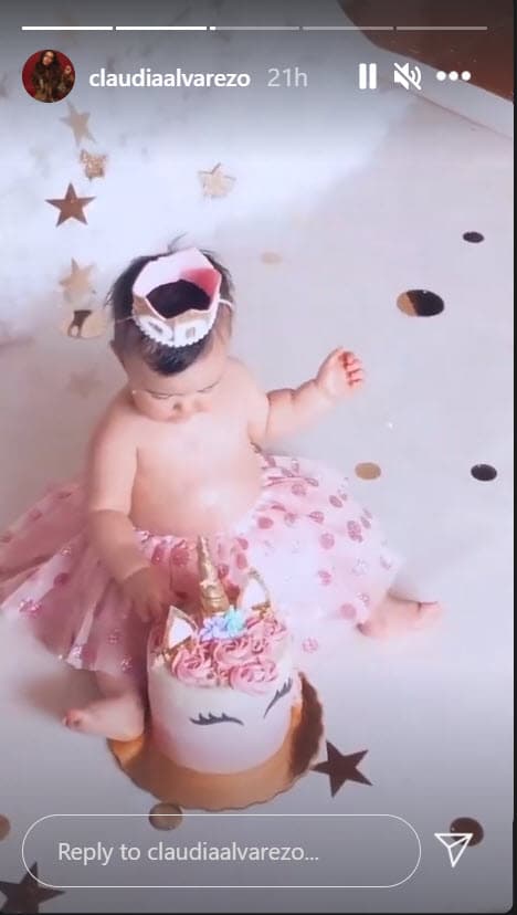 Aun días antes del alumbramiento, la actriz deseaba 
<b><a href="https://www.univision.com/famosos/claudia-alvarez-muestra-la-primera-foto-de-su-hija-a-cuatro-meses-de-que-nazca-fotos" target="_blank">que su hija naciera por parto natural</a></b>, pero al final fue sometida a cesárea. 
<br>