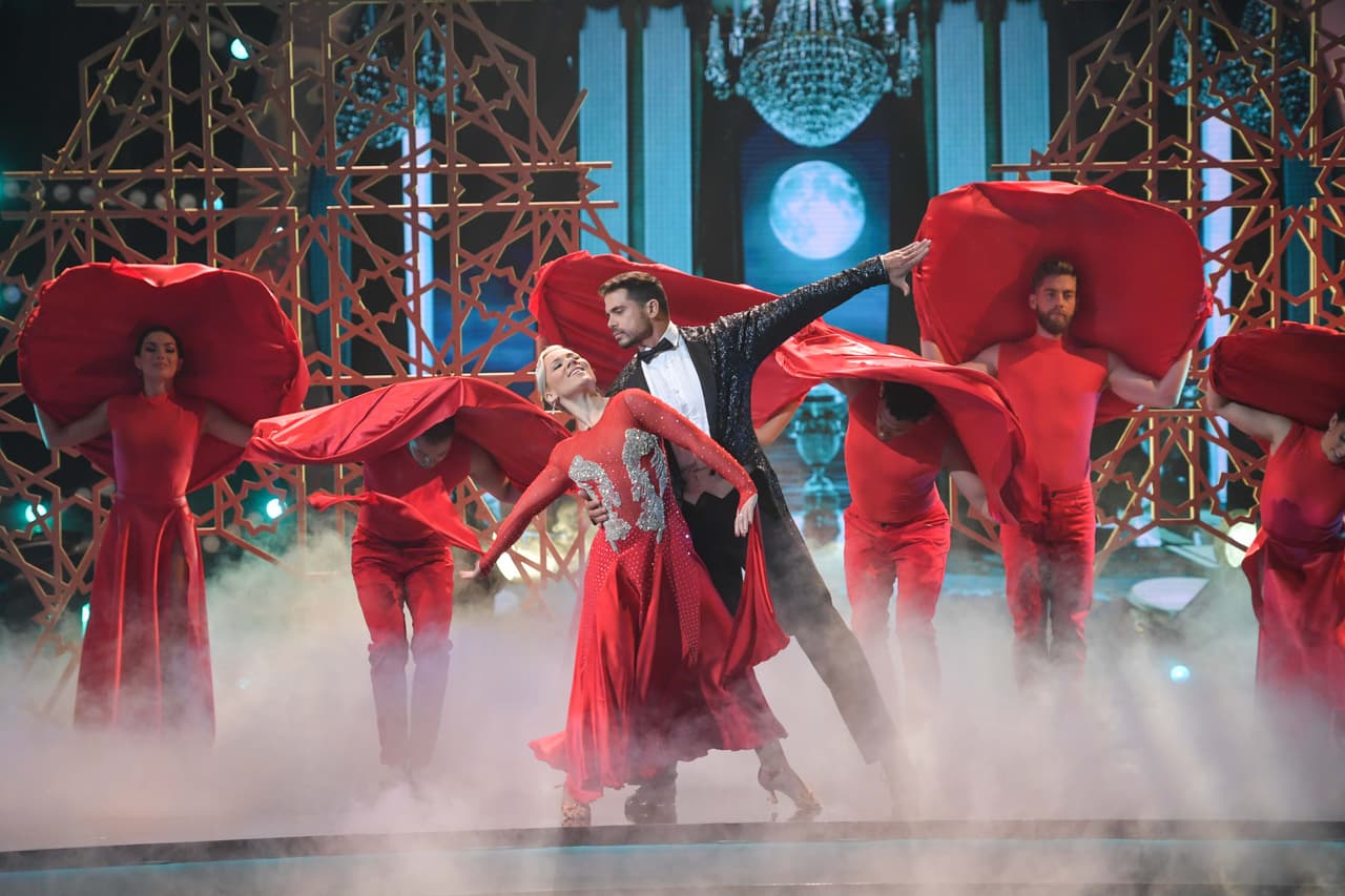 Cuarta gala: Esta vez,
<a href="https://www.univision.com/shows/mira-quien-baila/a-pedro-moreno-lo-sorprendio-su-hija-en-la-pista-de-mira-quien-baila-y-el-momento-le-saco-lagrimas-a-mas-de-uno-video" target="_blank">al actor cubano le tocó el vals de 'Beauty And The Beast'</a>, aprovechó la coreografía para prepararse para el baile que tendrá con su hija mayor, una futura quinceañera.