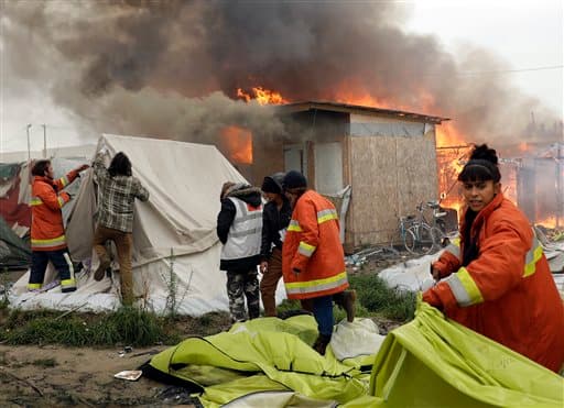 Varios incendios destruyen partes del campamento de migrantes de Calais en Francia 