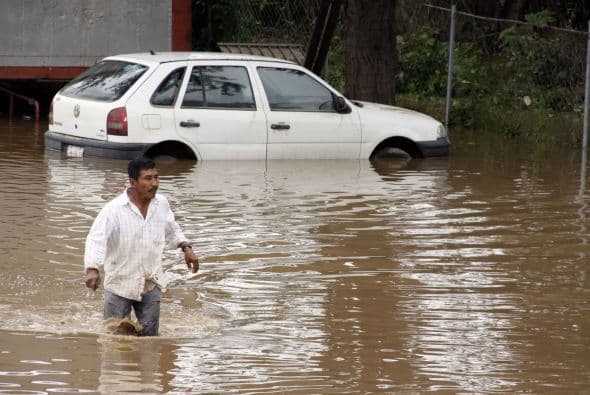 Karl abordó todos los aspectos socioeconómicos. Destrozó actividades productivas y viviendas muy pobres y de clases medias y altas, dijo a medios el gobernador Fidel Herrera, tras una reunión del comando central estatal de Protección Civil.