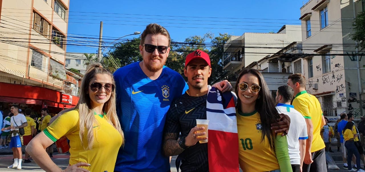 Los fanáticos sudamericanos están listos en las afueras del Estadio Maracaná para la Final de la Copa América que protagonizarán las selecciones de Brasil y Perú.